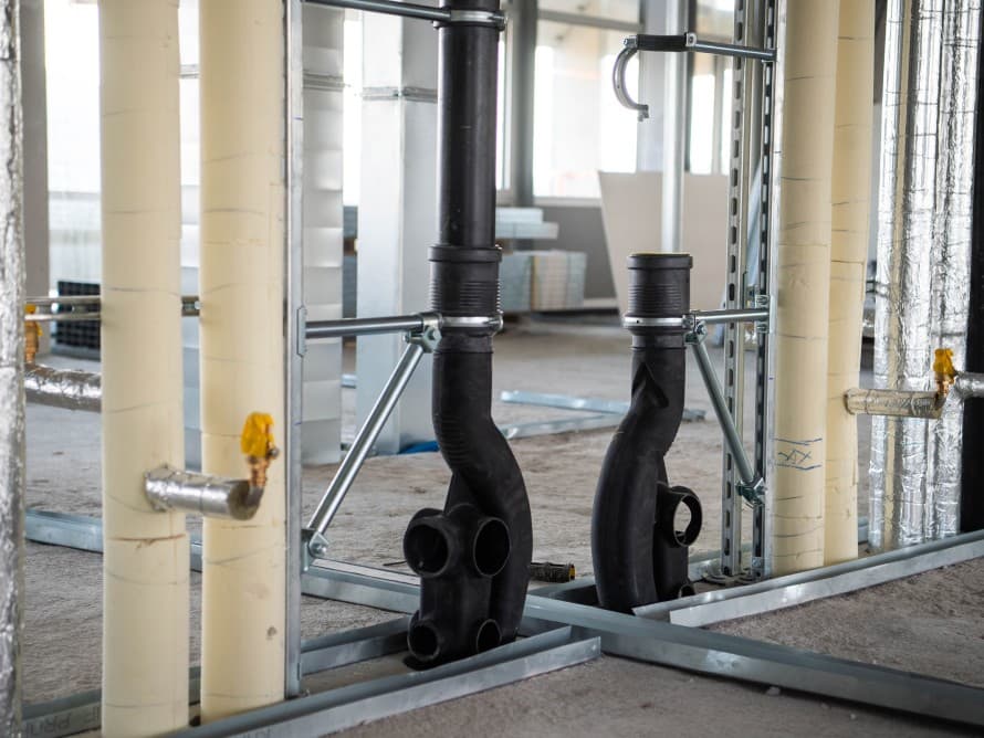 Avløpsrør med Geberit Silent‑db20 SuperTube installert i det ombygde OMU 93‑bygget Avløpsrør med Geberit Silent‑db20 SuperTube installert i det ombygde OMU 93‑bygget