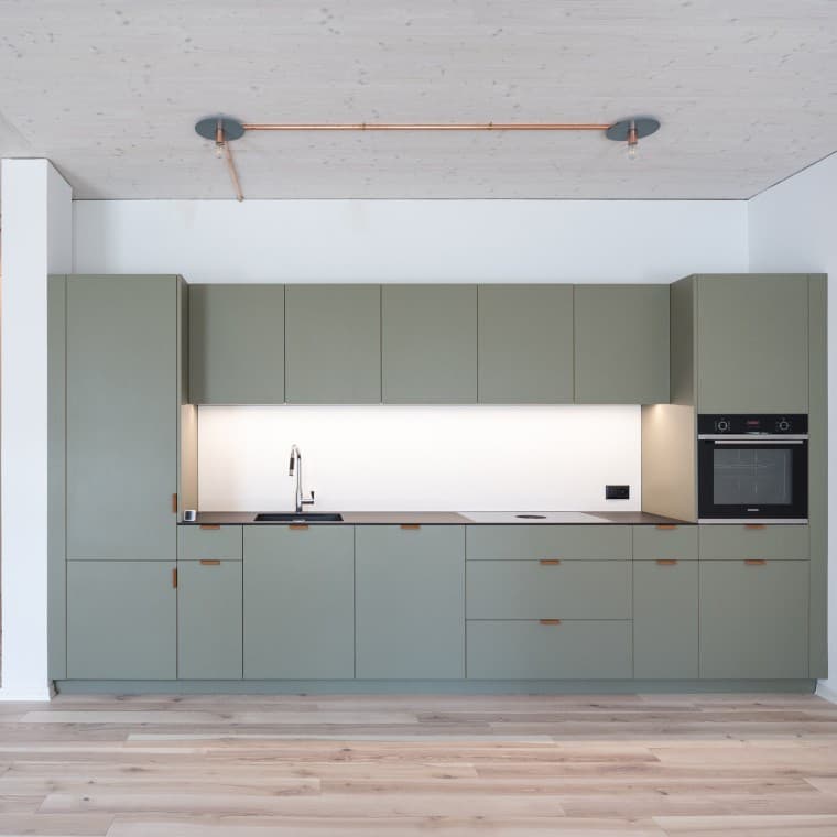 For å sikre at bygningen kan brukes fleksibelt over tid, er kablene montert på overflaten. For å sikre at bygningen kan brukes fleksibelt over tid, er kablene montert på overflaten.