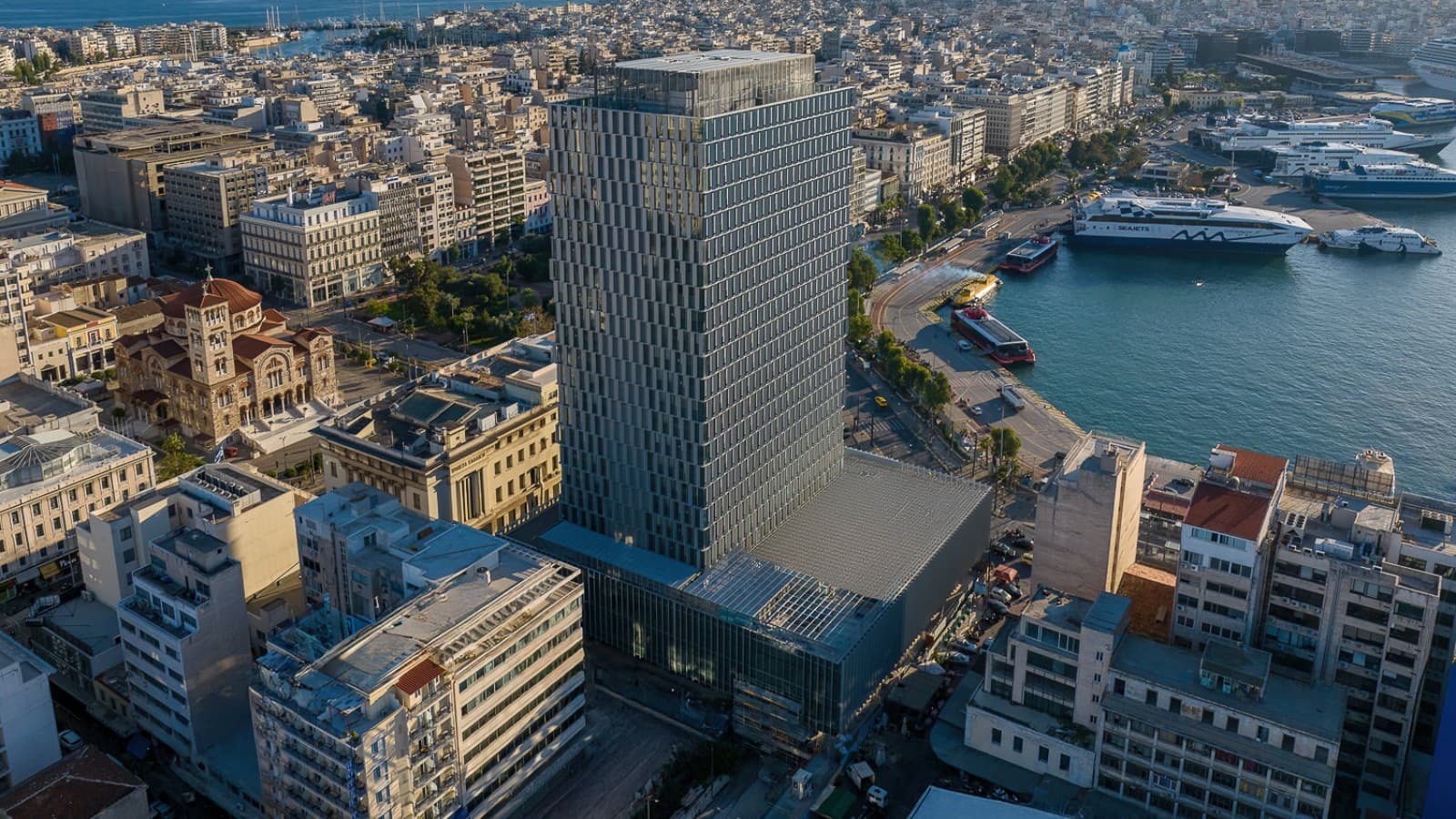 En ny fasade for den gamle kjempen (© George Fakaros). En ny fasade for den gamle kjempen (© George Fakaros).