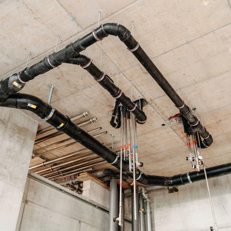 Bolighøyhuset DS 90: samlerør i inngangsområdet. Bolighøyhuset DS 90: samlerør i inngangsområdet.