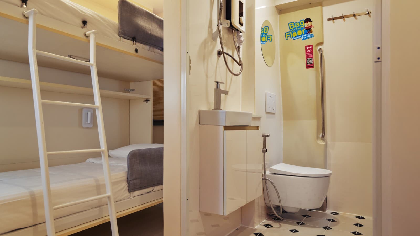 De spesiallagde sengene kan enkelt felles bort når de ikke er i bruk (© Watson Lau) De spesiallagde sengene kan enkelt felles bort når de ikke er i bruk (© Watson Lau)