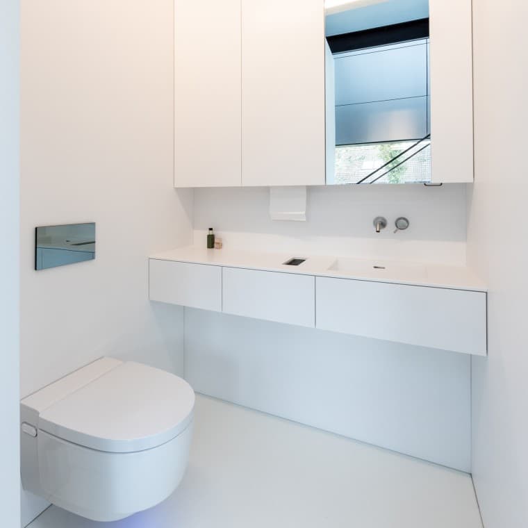 Minimalistisk interiørdesign, maksimal komfort – med Geberit AquaClean Mera Comfort dusjtoalett. Minimalistisk interiørdesign, maksimal komfort – med Geberit AquaClean Mera Comfort dusjtoalett.