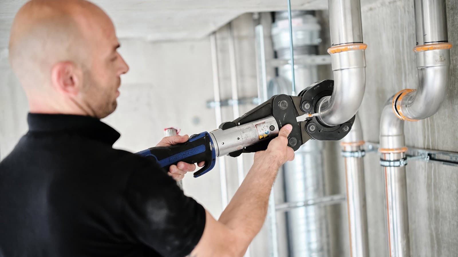 Rørlegger Danijel Pupic monterer Geberit Mapress Therm Rørlegger Danijel Pupic monterer Geberit Mapress Therm