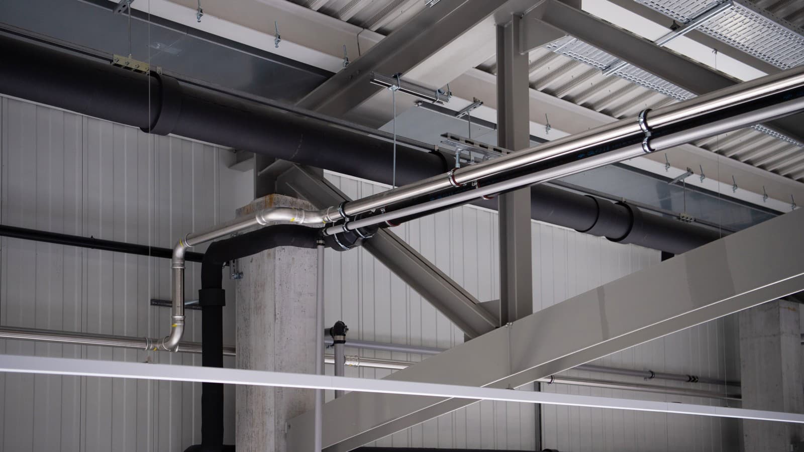 Geberit Mapress for medier som gass, trykkluft og kjølevann ble montert over produksjonsmaskinene. Geberit Mapress for medier som gass, trykkluft og kjølevann ble montert over produksjonsmaskinene.