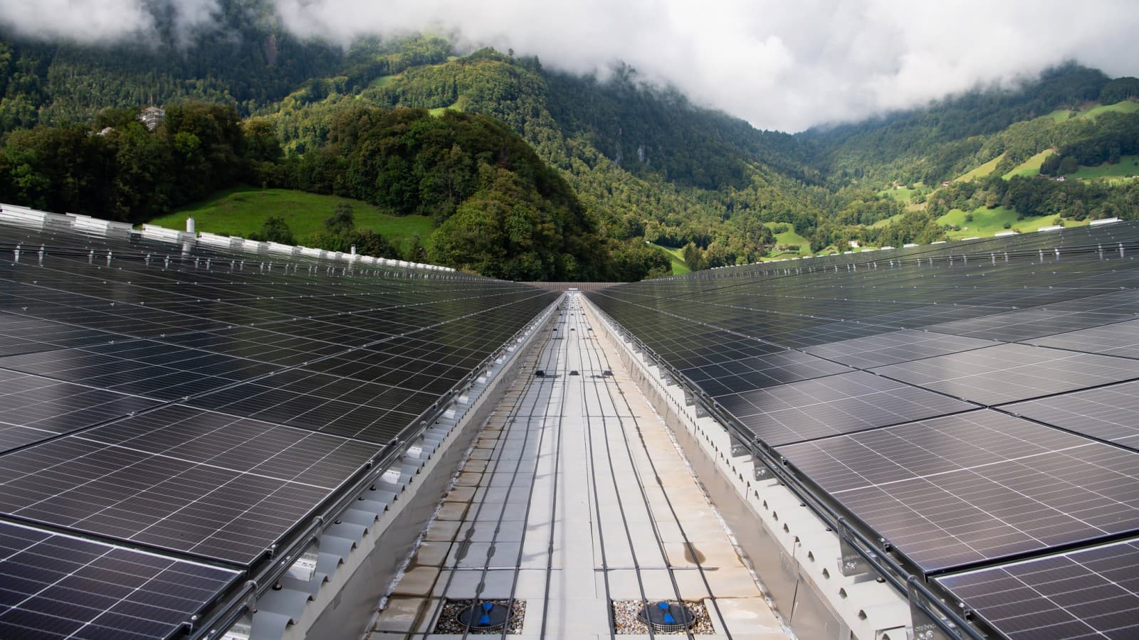 Storskalaproduksjon av solenergi med et omfattende solcelleanlegg og takavvanning med Geberit Pluvia Storskalaproduksjon av solenergi med et omfattende solcelleanlegg og takavvanning med Geberit Pluvia