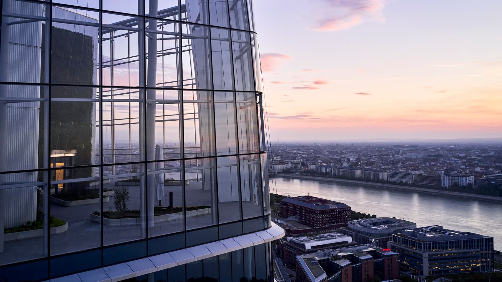 Takterrassen tilbyr en uhindret utsikt over Donau og Budapest (© MOL Gruppe) Takterrassen tilbyr en uhindret utsikt over Donau og Budapest (© MOL Gruppe)