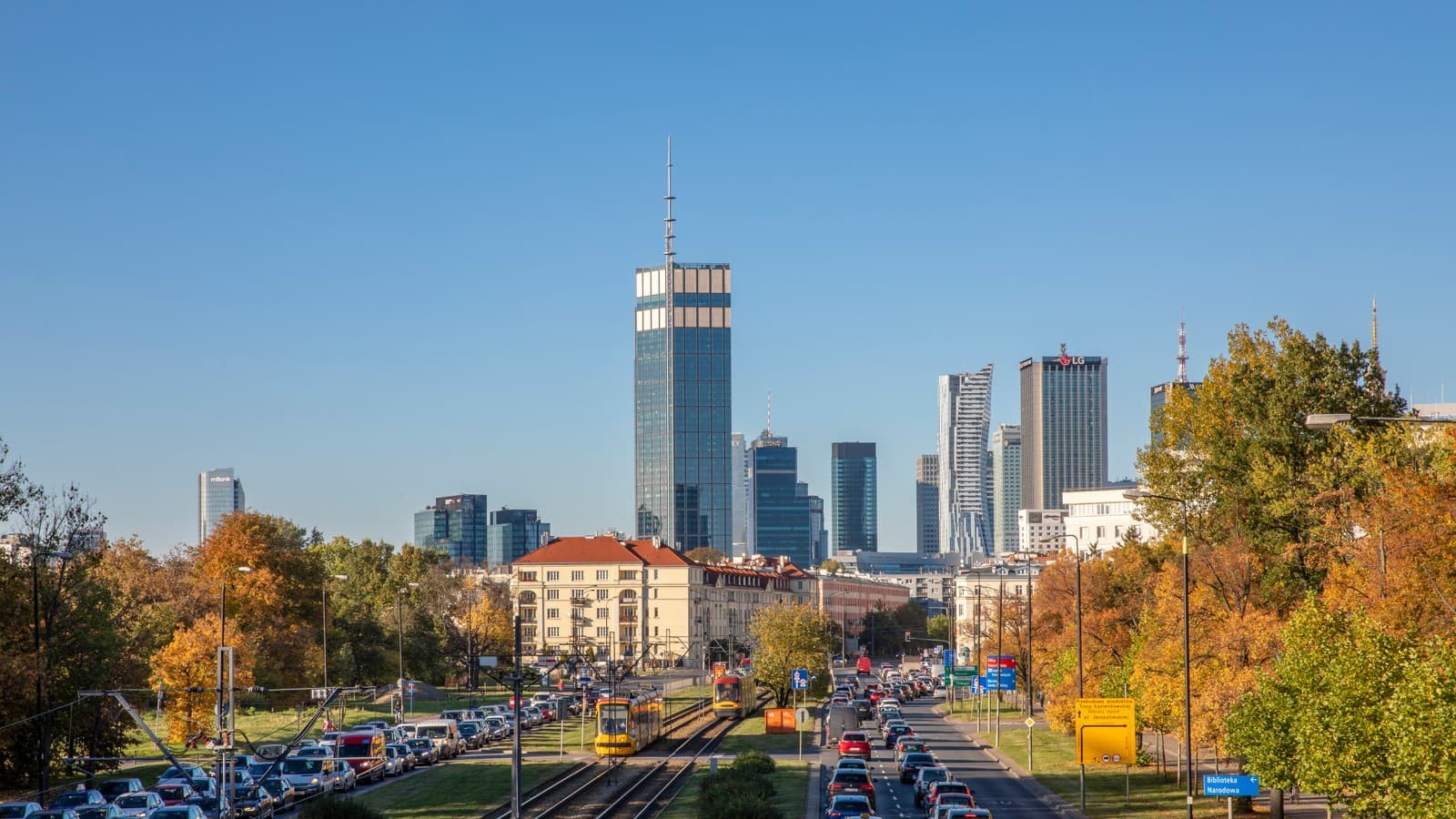 Varso Place med sitt 310 meter høye tårn vokter over hele Warszawa (© Aaron Hargreaves/Foster + Partners) Varso Place med sitt 310 meter høye tårn vokter over hele Warszawa (© Aaron Hargreaves/Foster + Partners)