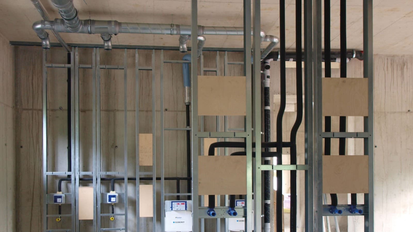 Det trengs få nedløpsrør til dette - så installasjonen er relativt slank. (© Geberit) Det trengs få nedløpsrør til dette - så installasjonen er relativt slank. (© Geberit)