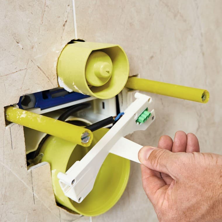 Alternativt: Installasjon av mellombunnen i Power & Connect-boksen av elektriker etter panelmontering. Alternativt: Installasjon av mellombunnen i Power & Connect-boksen av elektriker etter panelmontering.