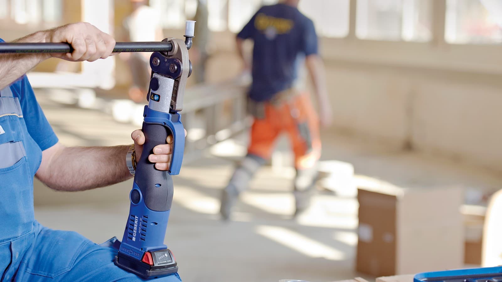 Presseverktøy for pressing av et Geberit Mepla systemrør Presseverktøy for pressing av et Geberit Mepla systemrør