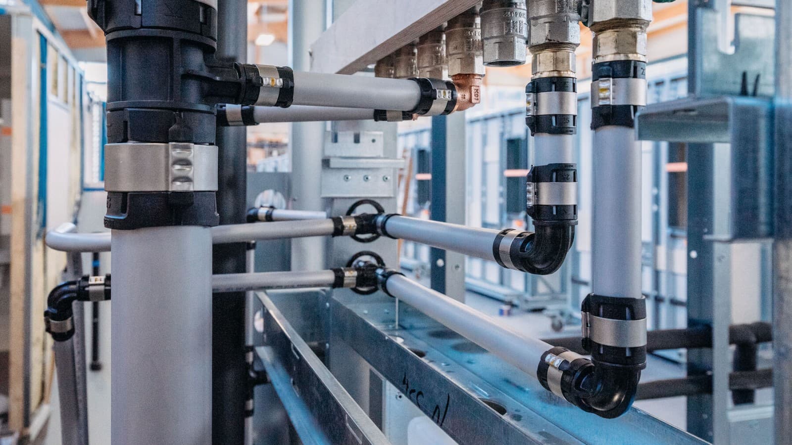 Pressindikatoren faller av under pressing, slik at pressede forbindelser er tydelig synlige Pressindikatoren faller av under pressing, slik at pressede forbindelser er tydelig synlige