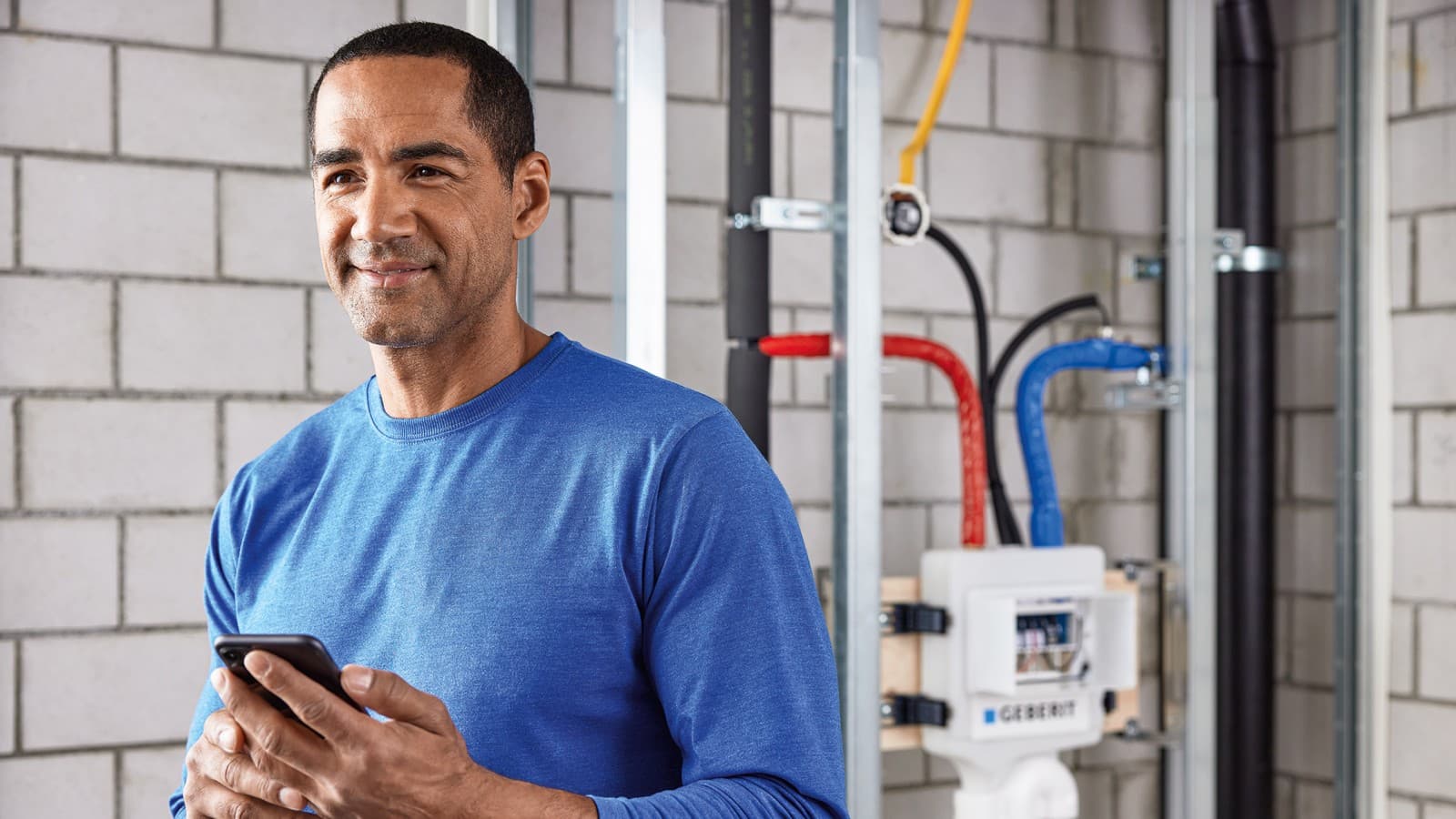 Geberit hygieneskyll-enhet er installert og satt opp med Geberit Control-appen (© Geberit) Geberit hygieneskyll-enhet er installert og satt opp med Geberit Control-appen (© Geberit)